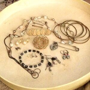 Elegant Lot of 12 Pieces of Assorted Jewelry